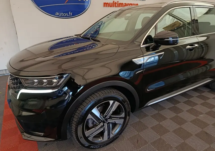 Vue 3/4 avant droit du KIA Sorento noir 2023 avec phares LED et jantes alliage distinctives.