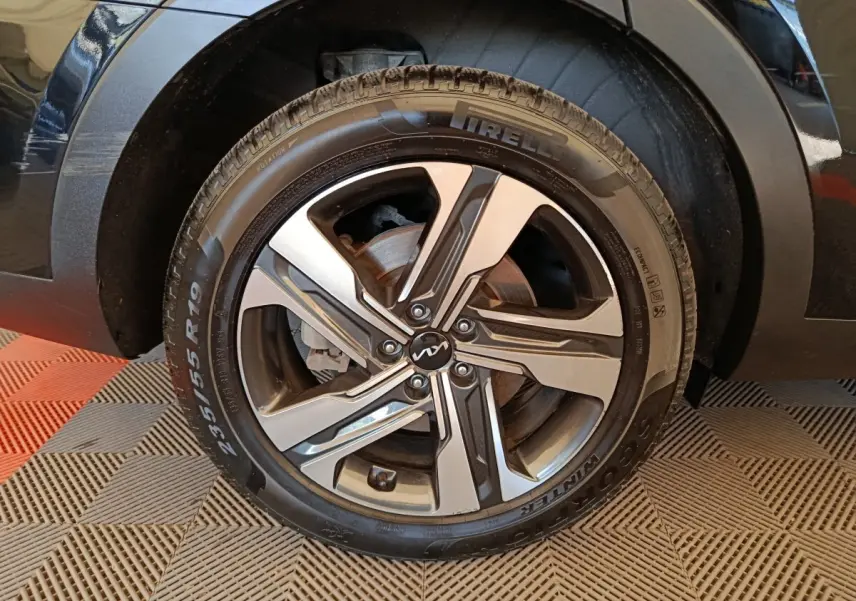 Gros plan sur la roue avant droite noire du Kia Sorento 2023 avec jante alliage bicolore et pneu Pirelli.