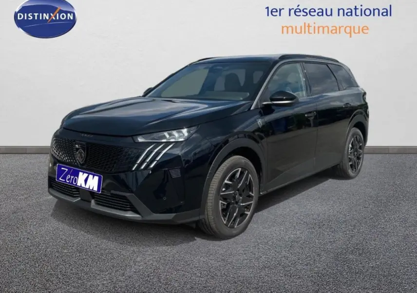 Peugeot 5008 noir 3/4 avant droit, SUV hybride 2025 avec jantes aluminium et feux LED distinctifs.