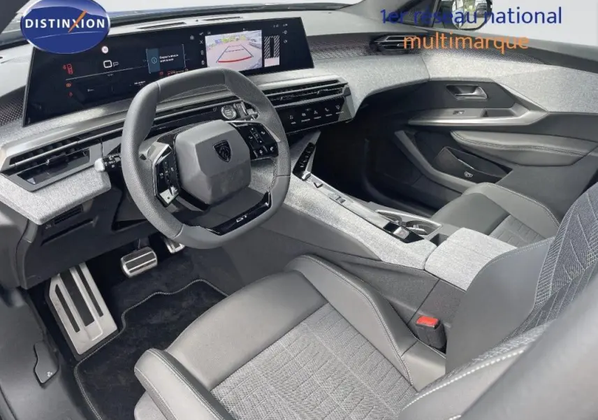 Vue intérieure avant droite du Peugeot 5008 1.2 Hybrid 145ch GT avec tableau de bord numérique et sièges gris cuir tissu.