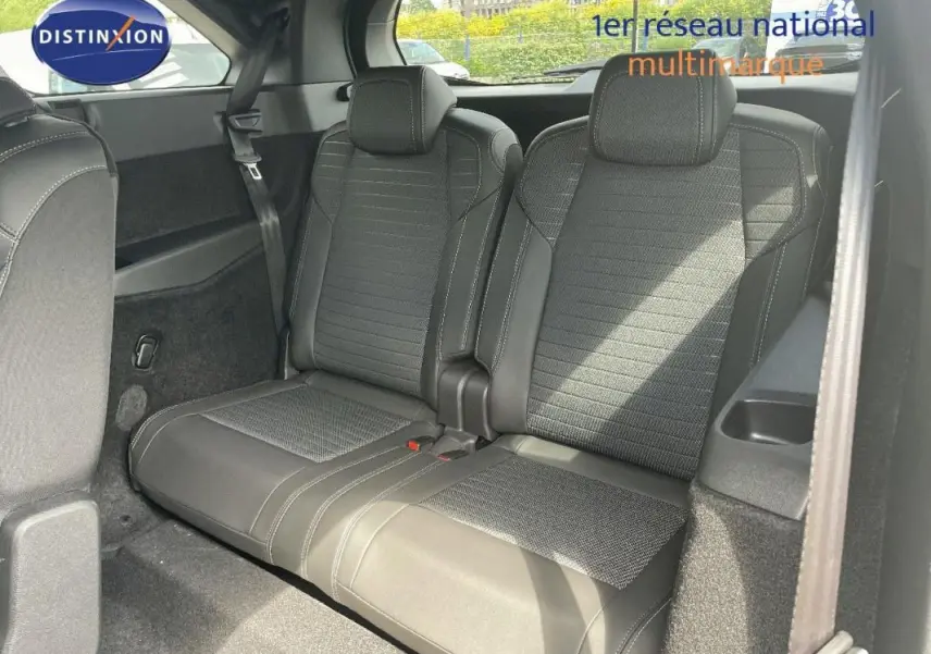 Vue intérieure sur la banquette arrière en tissu noir du Peugeot 5008 2025, avec ceinture de sécurité visible.
