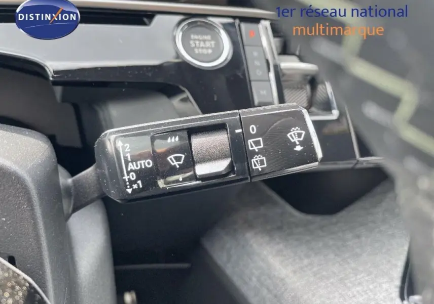 Gros plan sur la commande d'essuie-glace du Peugeot 5008 noir, avec bouton start/stop en arrière-plan.