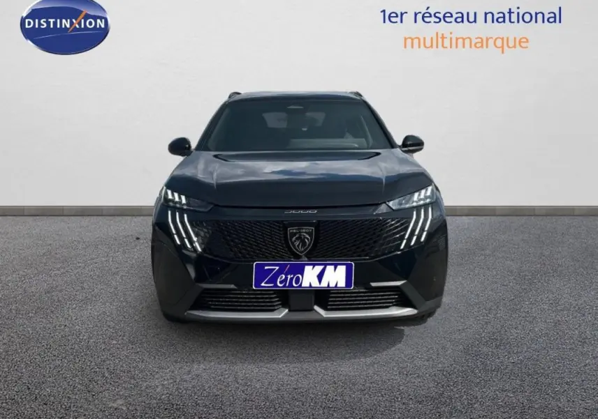 Vue frontale d'un Peugeot 5008 noir 2025 avec feux LED distinctifs et calandre moderne.