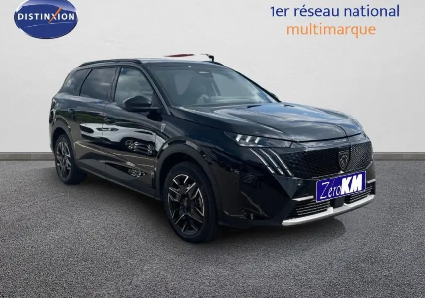 Peugeot 5008 noir en 3/4 avant droit, avec jantes aluminium et barres de toit visibles sur fond neutre.