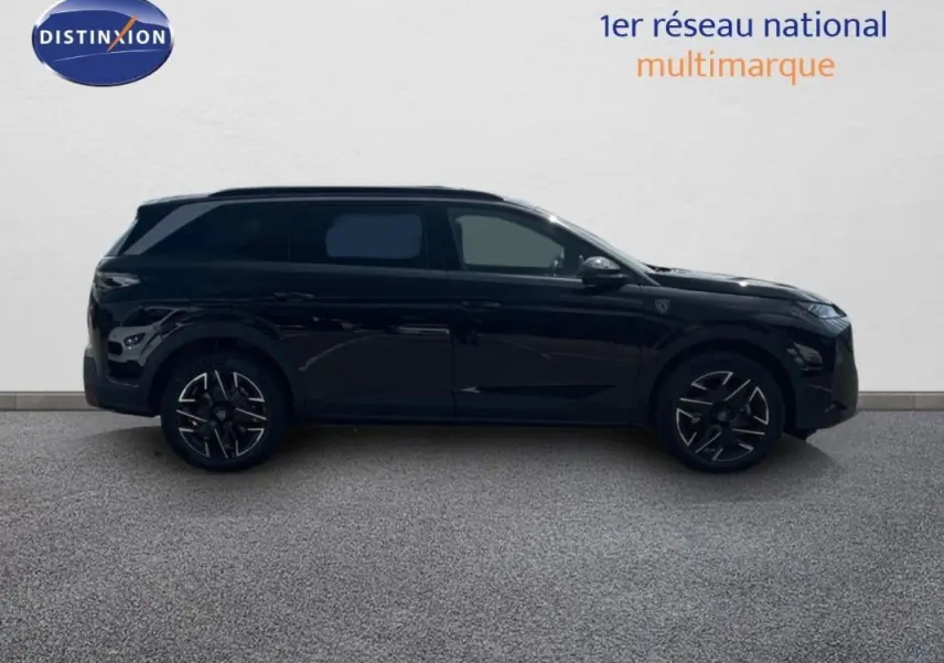 Profil latéral gauche d’un Peugeot 5008 noir 2025 avec jantes aluminium et barres de toit visibles.
