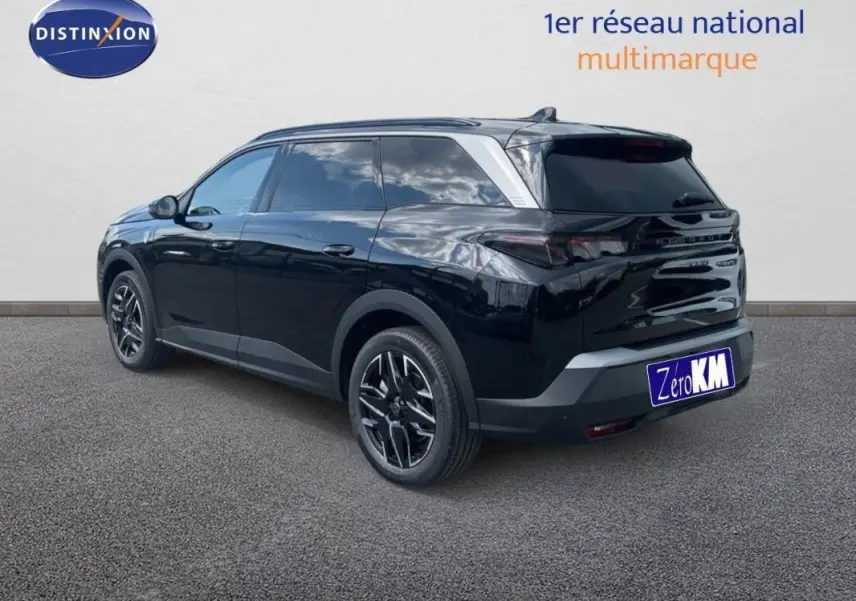 Peugeot 5008 noir en 3/4 arrière droit, avec jantes aluminium et barres de toit visibles.