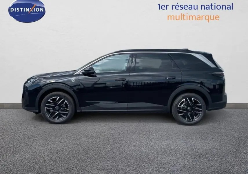 Profil côté gauche d’un Peugeot 5008 noir 2025 avec jantes aluminium et barres de toit visibles.