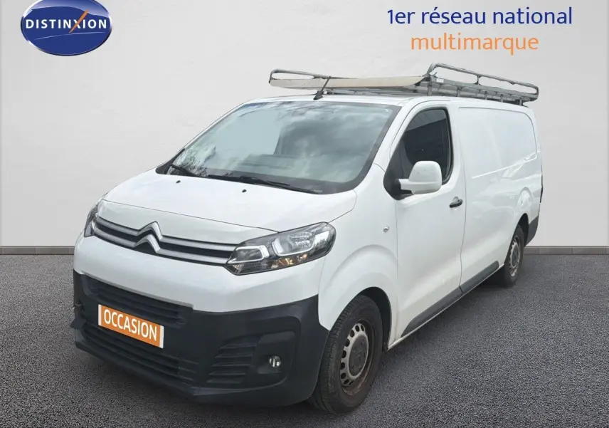 Vue 3/4 avant droit d’un Citroën Jumpy XL blanc avec galerie de toit et pare-chocs noirs.