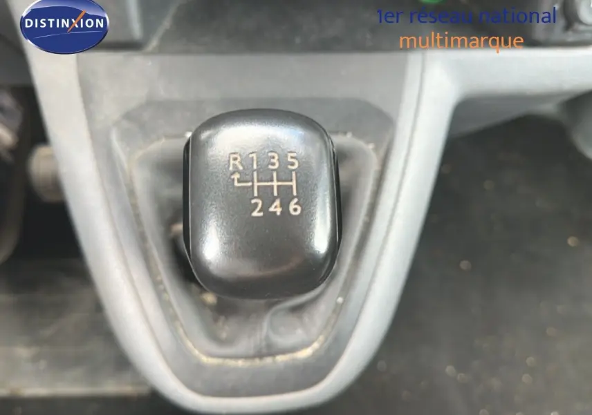 Gros plan sur le levier de vitesses manuel noir du Citroën Jumpy XL blanc, version Business diesel 2017.