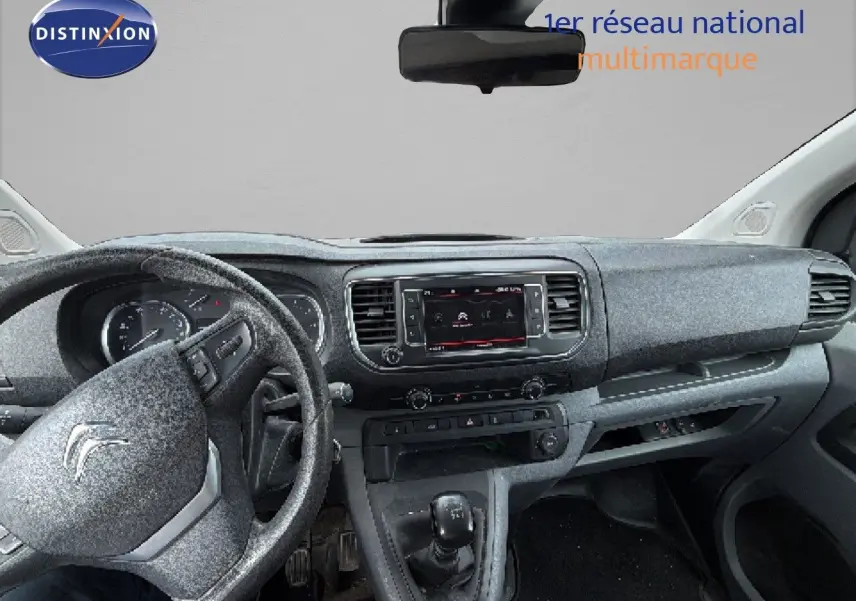 Vue intérieure du tableau de bord et volant côté gauche du Citroën Jumpy blanc, version Business 2017.