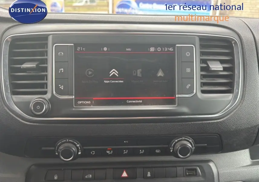 Vue rapprochée de l’écran tactile central et de la console de climatisation du Citroën Jumpy blanc, version Business 2017.