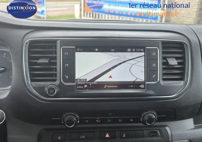 Vue rapprochée du tableau de bord du Citroën Jumpy blanc, mettant en valeur l'écran tactile central avec navigation.