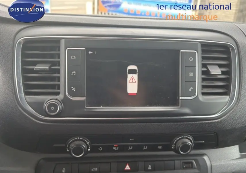 Vue rapprochée de l’écran central et de la console de climatisation du Citroën Jumpy blanc, version Business 2017.