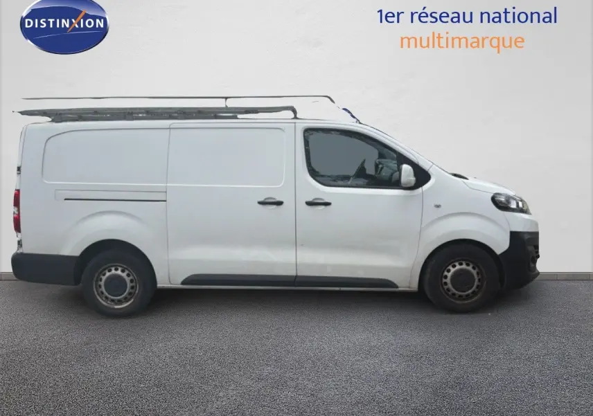 Vue de profil côté droit d’un Citroën Jumpy XL blanc utilitaire avec galerie de toit, sur fond neutre.