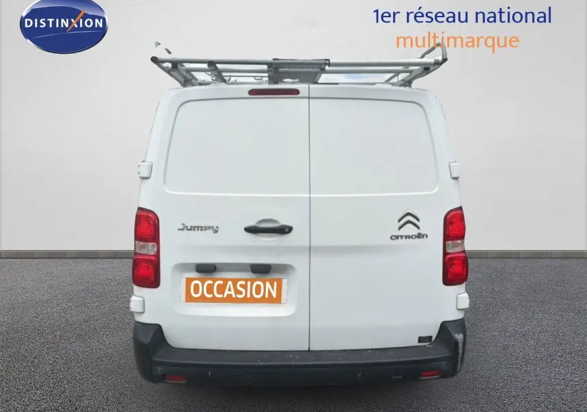 Vue arrière d'un Citroën Jumpy XL blanc de 2017 avec galerie de toit et feux rouges verticaux.