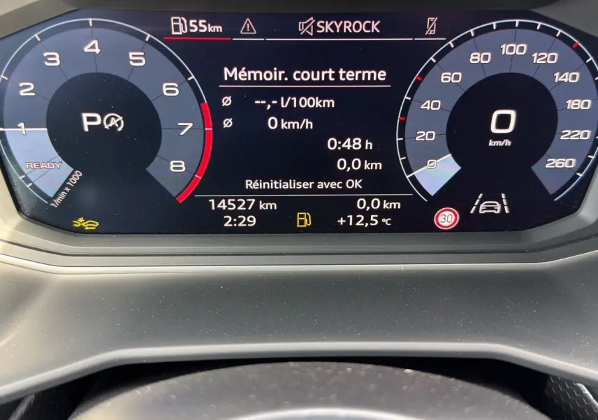 Tableau de bord numérique de l'Audi A1 Sportback 2025 affichant la vitesse, le régime moteur et diverses alertes.