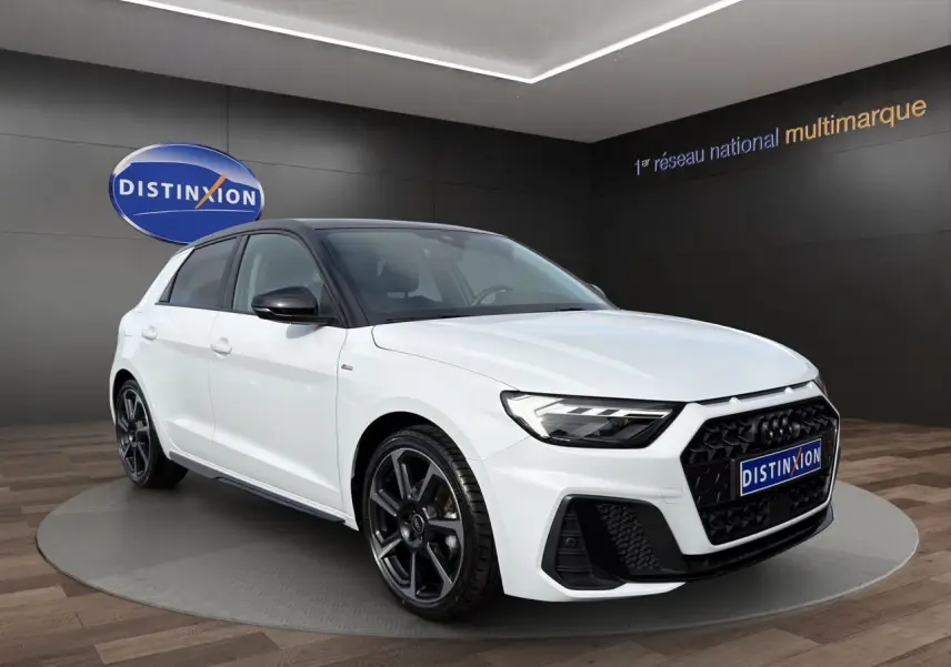 Audi A1 Sportback blanc en vue 3/4 avant droit, toit noir et jantes alliage noires distinctives.