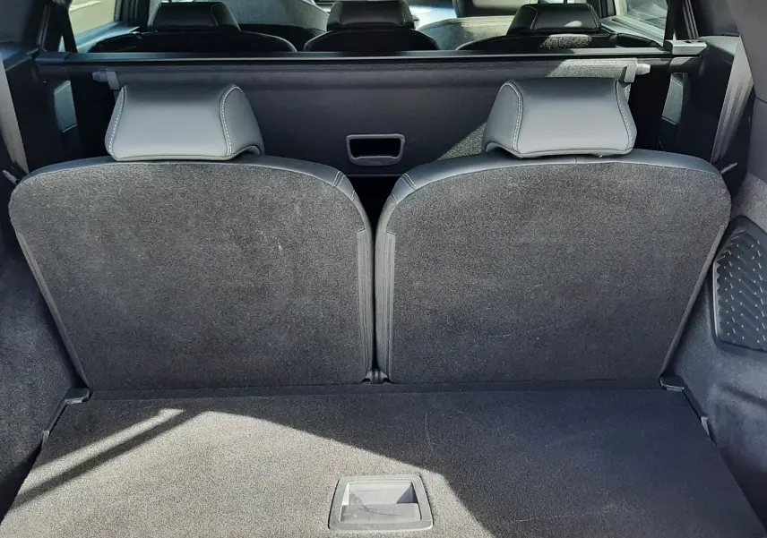 Vue arrière du coffre du Peugeot 5008 gris Artense, montrant les sièges rabattus et l'intérieur spacieux avec i-Cockpit visible.