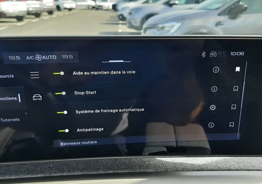 Écran tactile intérieur du Peugeot 5008 Hybrid 145ch Allure 2025 affichant les aides à la conduite, avec reflet extérieur.