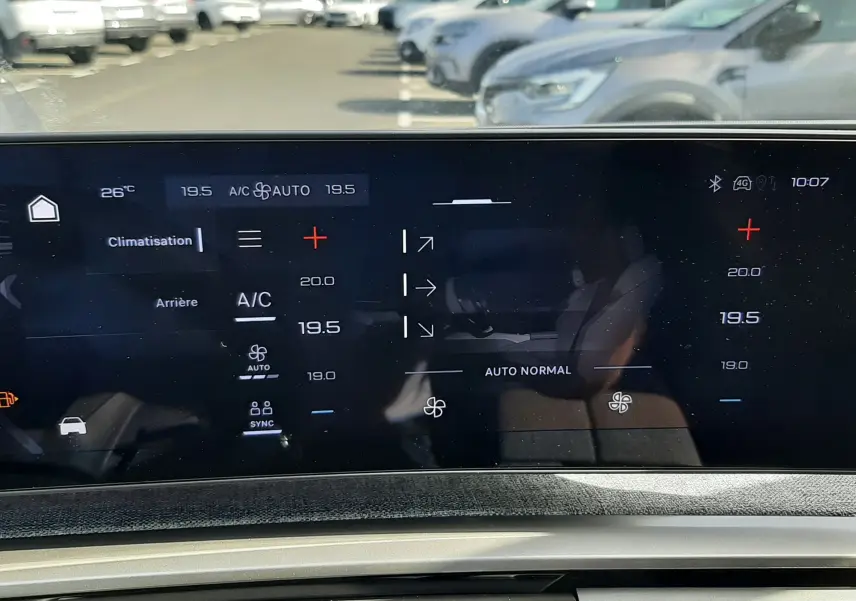 Tableau de bord numérique du Peugeot 5008 Hybrid 2025 avec affichage climatisation et bouton start/stop, intérieur gris noir.