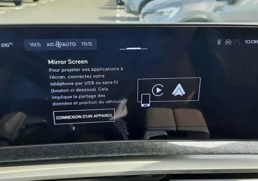 Écran tactile central du Peugeot 5008 gris Artense 2025, affichant l'interface Mirror Screen avec commandes climatisation visibles.