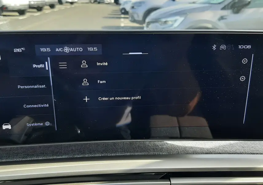 Vue rapprochée de l’écran tactile central et de la commande de démarrage du Peugeot 5008 gris Artense, intérieur moderne et épuré.