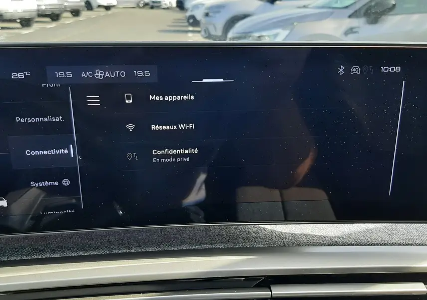 Écran tactile central et console avec bouton start/stop du Peugeot 5008 Hybrid gris, vue intérieure frontale.