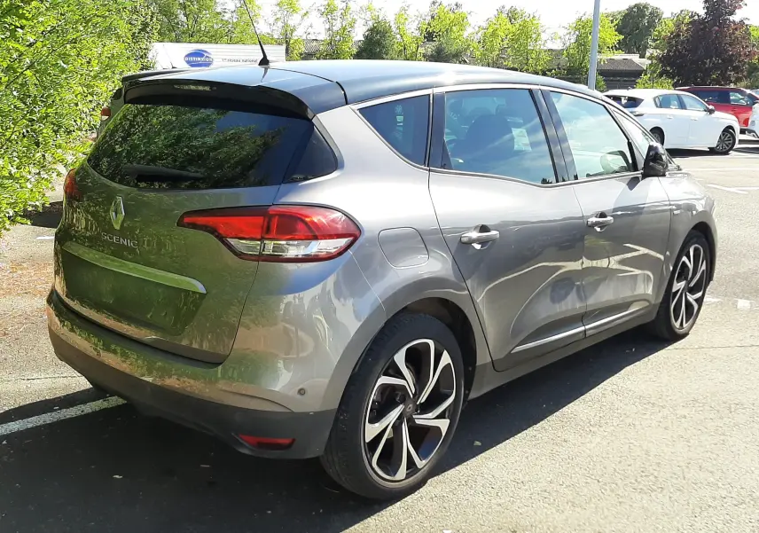 Renault Scénic IV gris cassiopée avec toit noir, vue 3/4 arrière droit, jantes alliage et feux arrière LED.