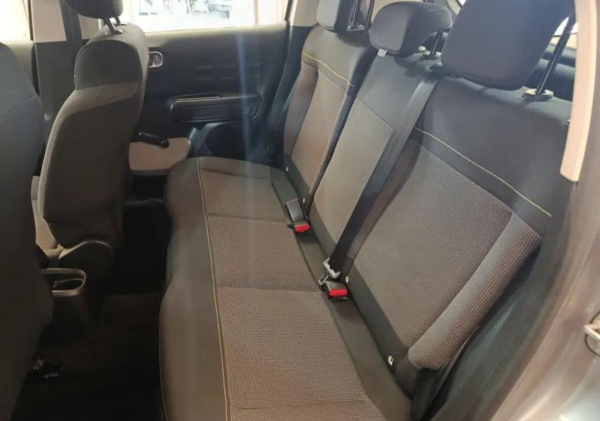Vue intérieure côté droit sur la banquette arrière grise avec surpiqûres jaunes de la Citroën C3 2024 PureTech 83 BVM PLUS.