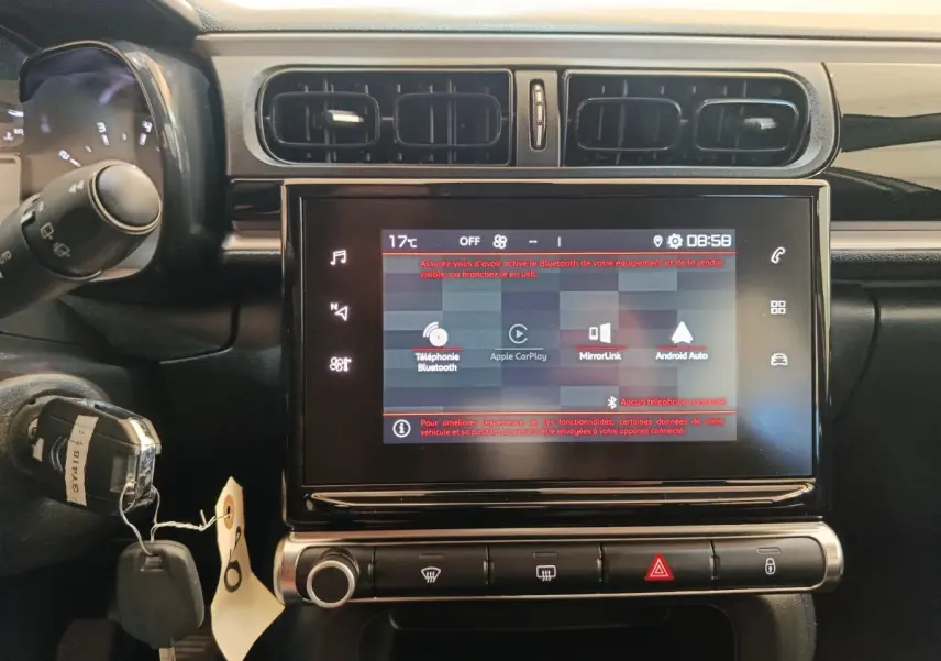 Vue rapprochée du tableau de bord de la Citroën C3 2024 gris foncé, avec écran tactile central et commandes climatisation.