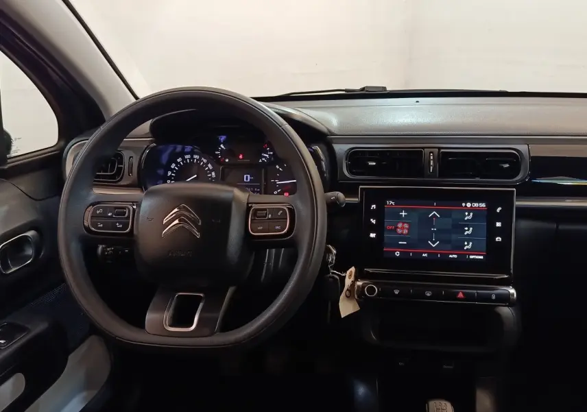 Vue intérieure frontale du tableau de bord et volant noir de la Citroën C3 PureTech 83 BVM PLUS 2024.