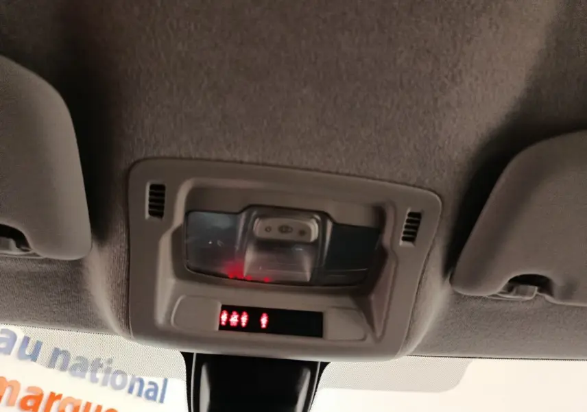 Vue intérieure du plafonnier avec éclairage et affichage digital rouge dans une Citroën C3 2024.