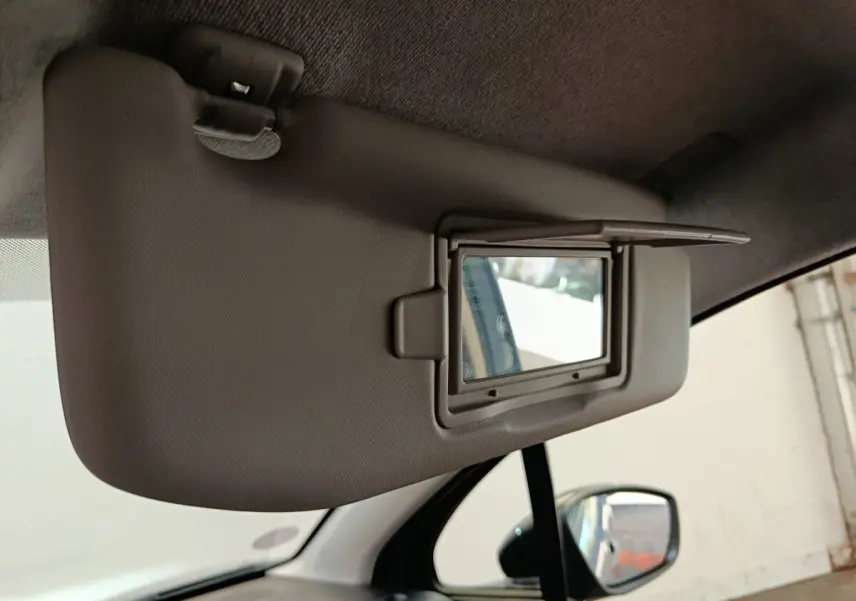 Détail du pare-soleil côté conducteur avec miroir intégré, vue intérieure de la Citroën C3 2024 gris foncé.