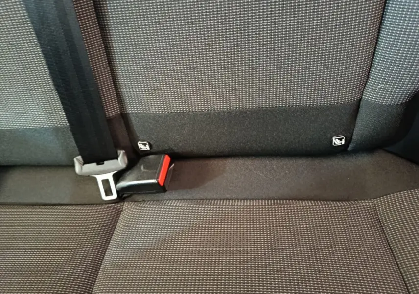 Gros plan sur la banquette arrière gris foncé de la Citroën C3 2024 avec ceinture et fixation Isofix visibles.
