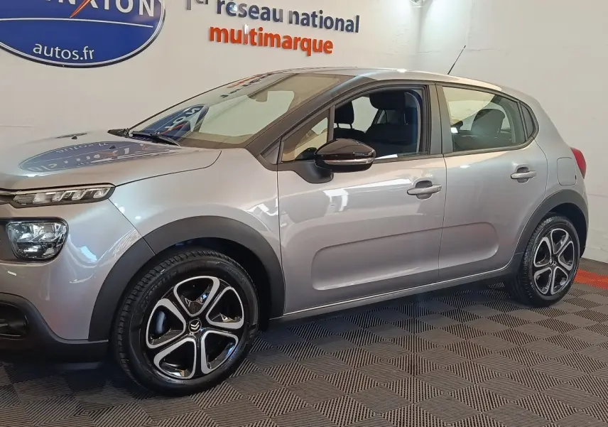 Citroën C3 gris foncé vue de profil côté gauche, avec jantes alliage et rétroviseurs ton caisse visibles.