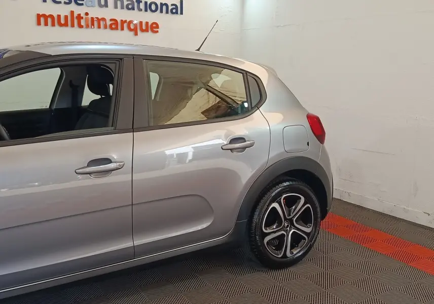 Vue latérale droite d'une Citroën C3 gris foncé 2024, mettant en valeur les jantes stylisées et les poignées de porte ton caisse.