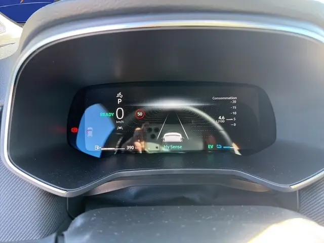 Affichage numérique du combiné d'instruments de la Renault Clio Esprit Alpine E-Tech 2025, vue frontale rapprochée.