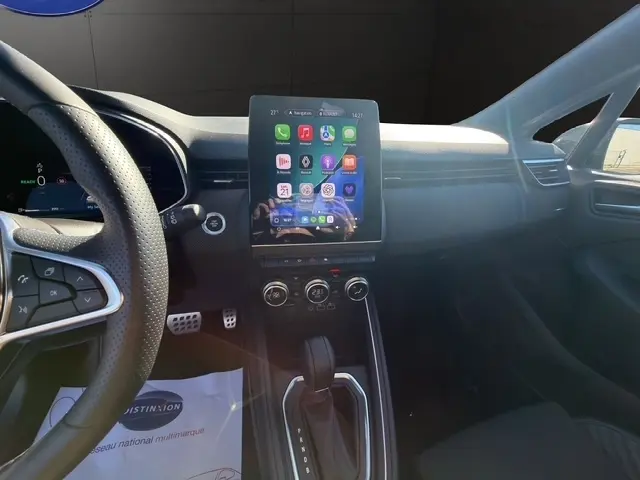 Vue intérieure centrée sur le tableau de bord de la Renault Clio Esprit Alpine E-Tech 2025 avec écran tactile vertical et volant multifonctions.