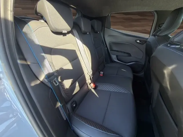 Vue intérieure côté droit de la banquette arrière noire avec surpiqûres bleues de la Renault Clio Esprit Alpine E-Tech 2025.