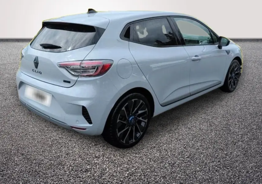 Vue 3/4 arrière droite d'une Renault Clio Esprit Alpine E-Tech gris clair avec jantes noires et toit noir.