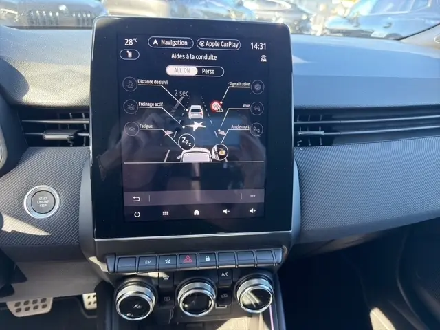 Vue rapprochée de l’écran tactile central et du tableau de bord gris clair de la Renault Clio Esprit Alpine E-Tech 2025.