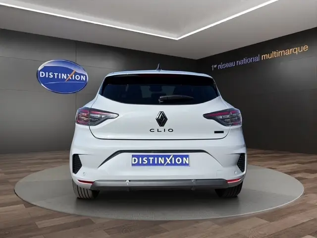 Vue arrière d'une Renault Clio Esprit Alpine E-Tech gris clair, avec feux LED et logo distinctif au centre.