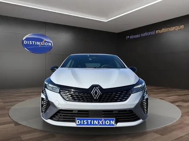 Vue frontale d'une Renault Clio Esprit Alpine E-Tech gris clair, avec calandre noire et éclairage LED distinctif.