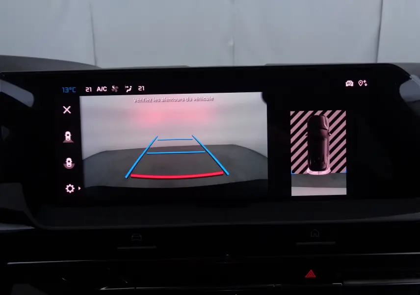 Écran de caméra de recul et vue aérienne du tableau de bord de la Citroën C5 X noire métal 2023.