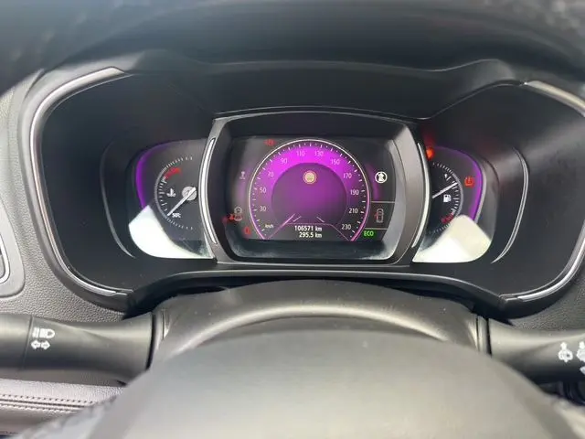 Vue rapprochée du tableau de bord numérique du Renault Koleos noir 2017, affichant la vitesse et les indicateurs de bord.