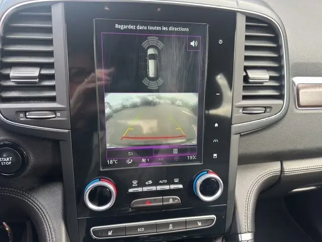 Vue rapprochée de l'écran central du Renault Koleos 2017 montrant la caméra de recul et les commandes de climatisation.
