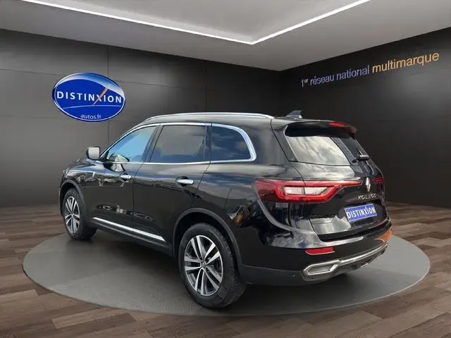 Vue 3/4 arrière droite d'un Renault Koleos noir 2017 avec finitions chromées et feux LED distinctifs.