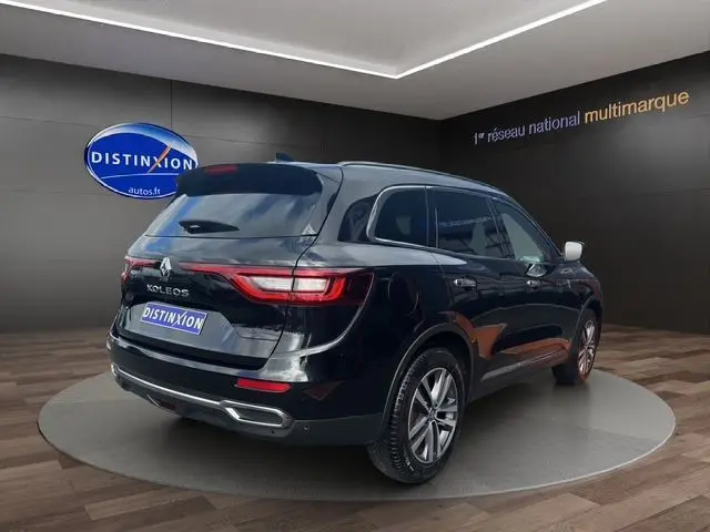 Renault Koleos noir vue 3/4 arrière droit dans showroom avec feux arrière LED et jantes alliage 18 pouces.
