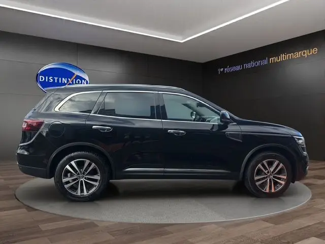 Renault Koleos noir vue de profil côté gauche, SUV 5 portes avec jantes alliage et vitres teintées.