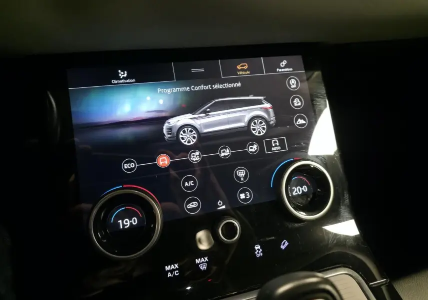 Écran tactile central du Range Rover Evoque 2019 montrant le mode confort avec commandes climatisation et réglages du véhicule.